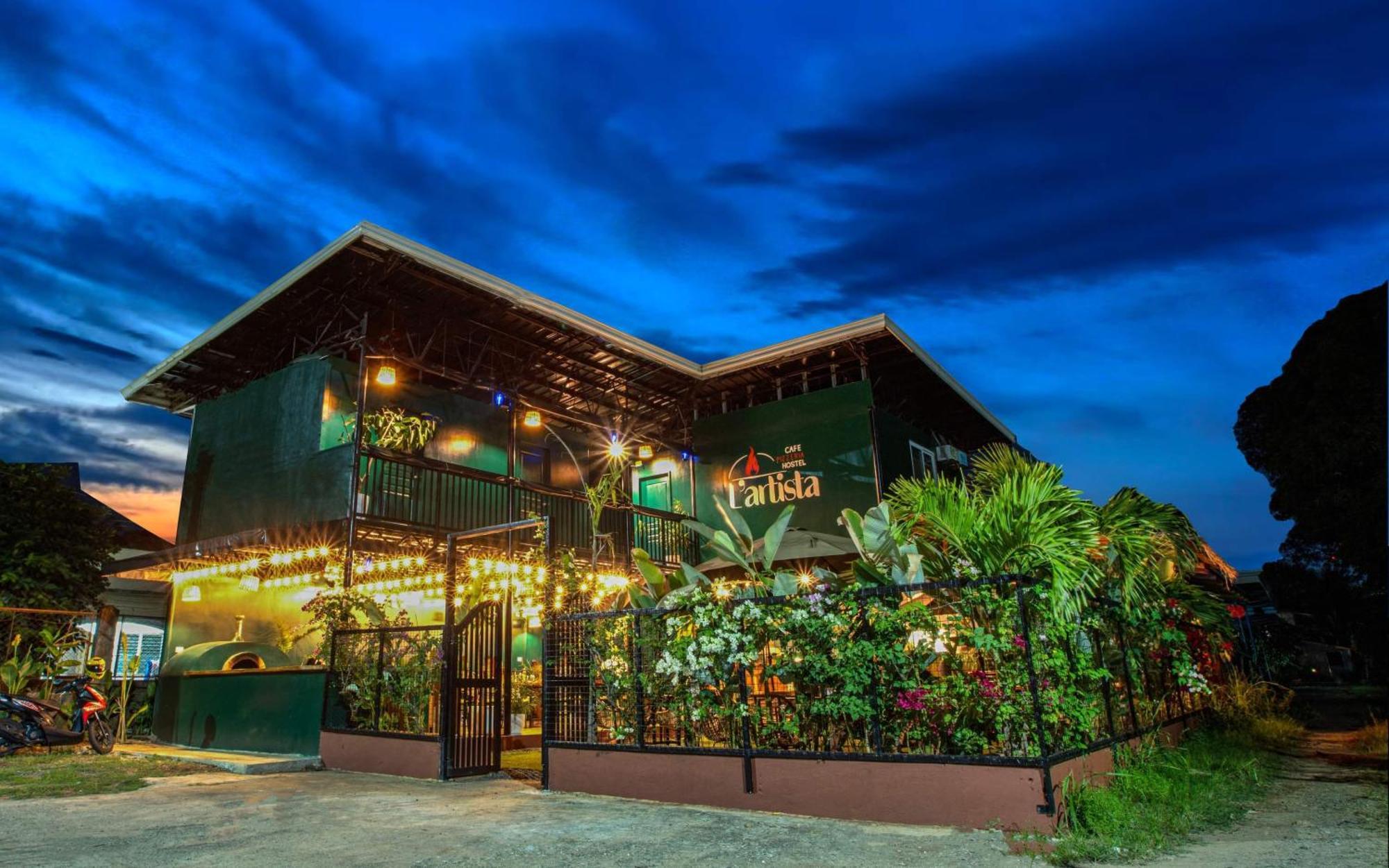 Lartista Hostel Puerto Princesa Esterno foto